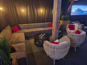 TUNE Stoffsofa links geschlossen 2